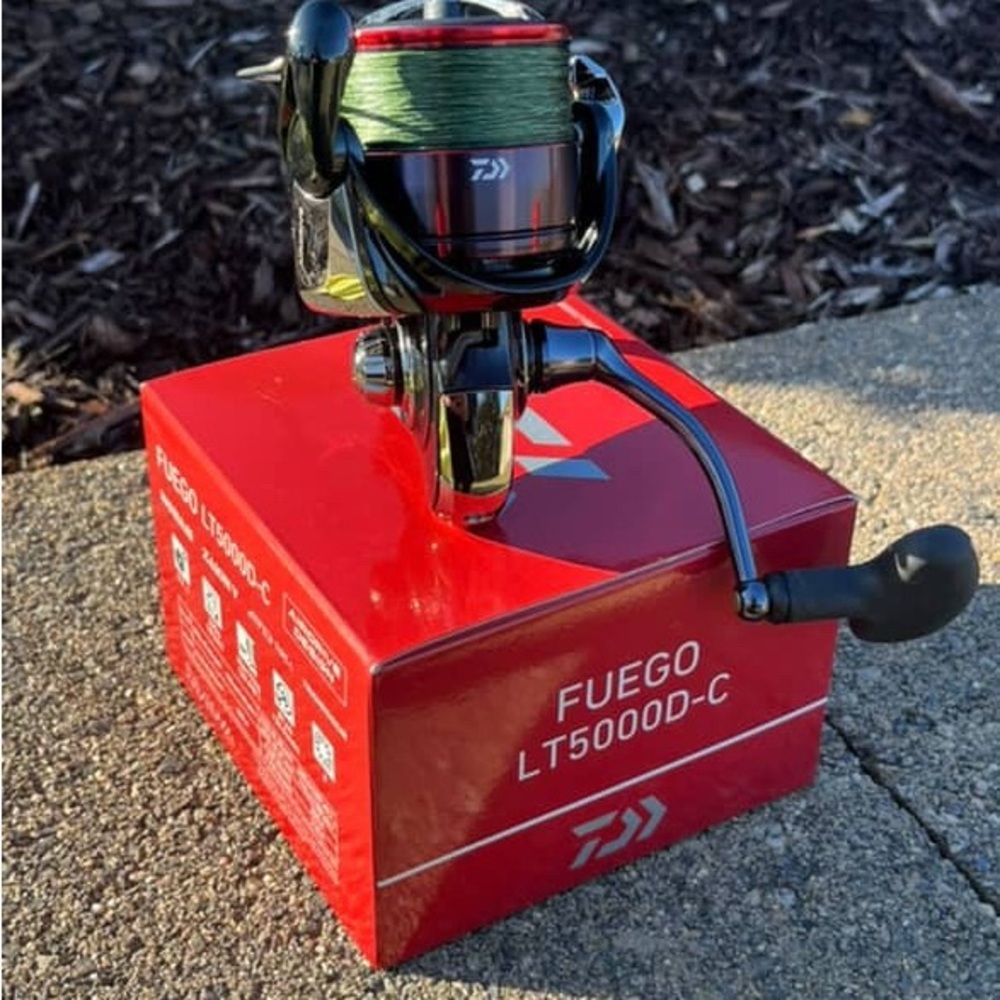 Fuego LT5000D-C Spinning Reel - Black and Red